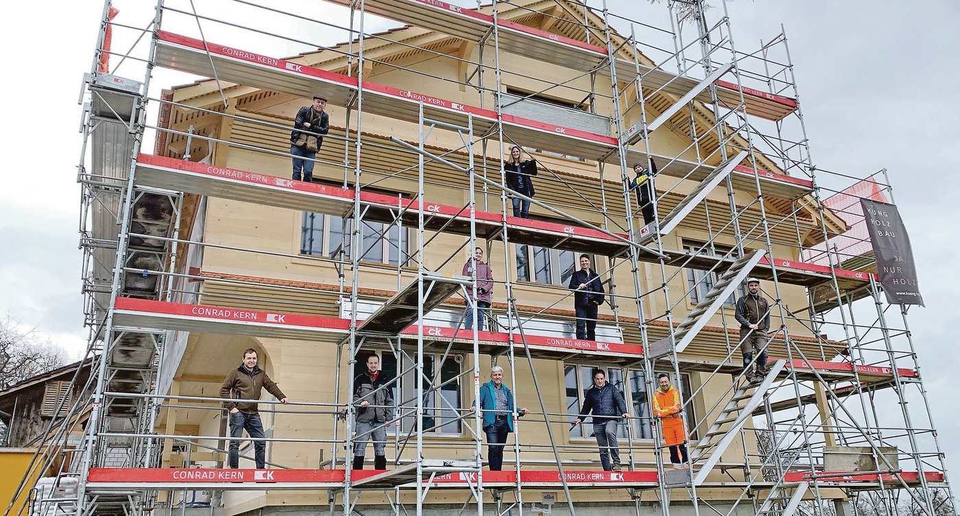 Die Bauherrenfamilie Kottmann und baubeteiligte Unternehmer im Corona-Abstand auf dem Gerüst des Vollholzhauses. In wenigen Wochen wird abgerüstet.(Bilder Josef Scherer)