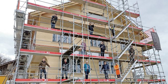 Die Bauherrenfamilie Kottmann und baubeteiligte Unternehmer im Corona-Abstand auf dem Gerüst des Vollholzhauses. In wenigen Wochen wird abgerüstet.(Bilder Josef Scherer)