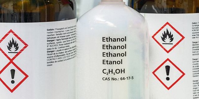 Ethanol findet in der Medizin verschiedene Verwendung. Zurzeit ist die Schweiz auf Importe angewiesen, was als nicht krisensicher angesehen wird. (Bild Bundesamt für wirtschaftliche Landesversorgung)