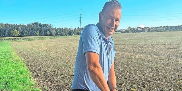 Toni Seeholzer ist bereit zur Bodenprobe. Auf dem Feld wächst Gründüngung, die er erst Mitte August säen konnte. 
