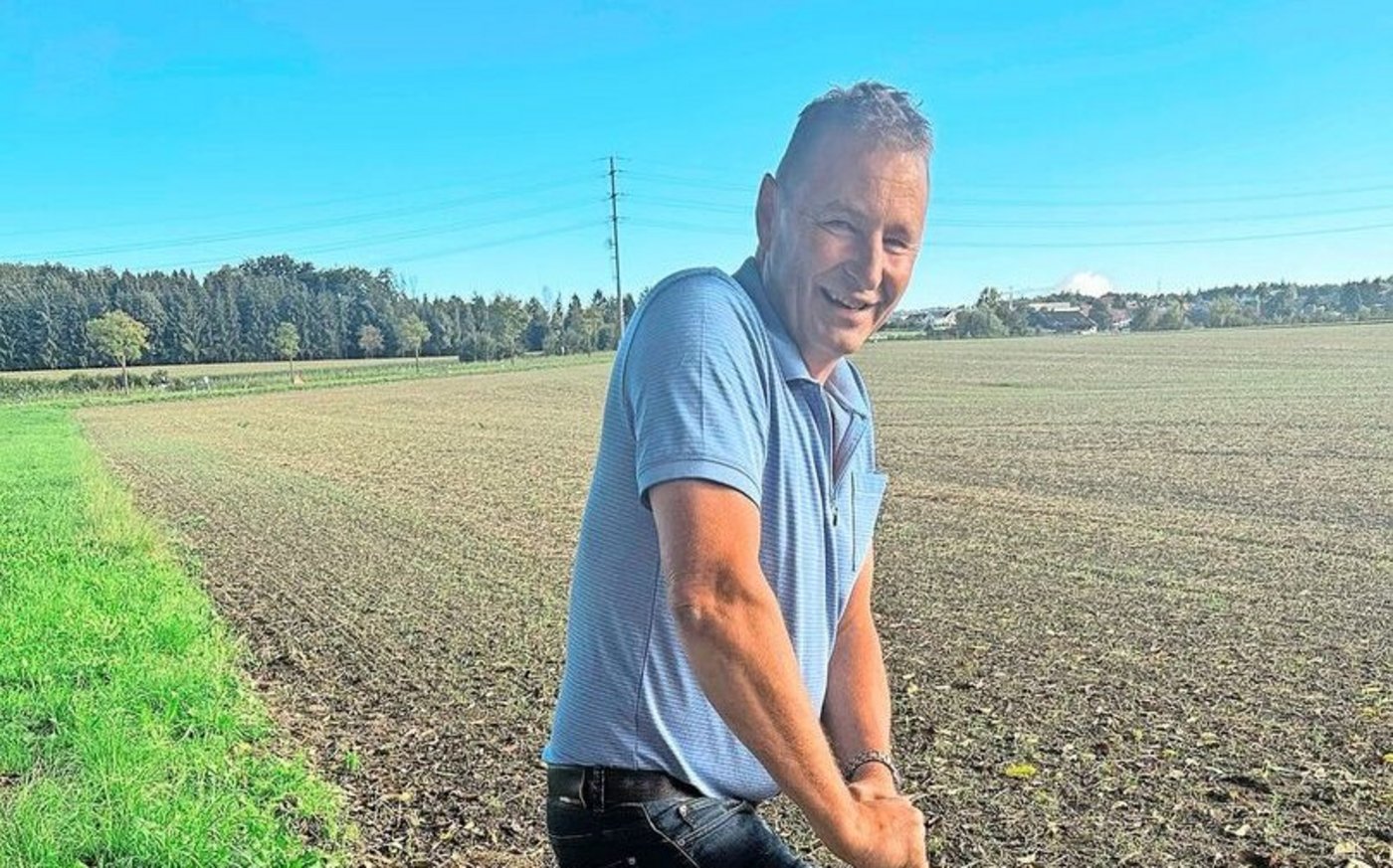 Toni Seeholzer ist bereit zur Bodenprobe. Auf dem Feld wächst Gründüngung, die er erst Mitte August säen konnte. 
