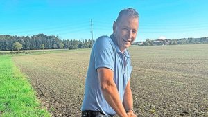 Toni Seeholzer ist bereit zur Bodenprobe. Auf dem Feld wächst Gründüngung, die er erst Mitte August säen konnte. 