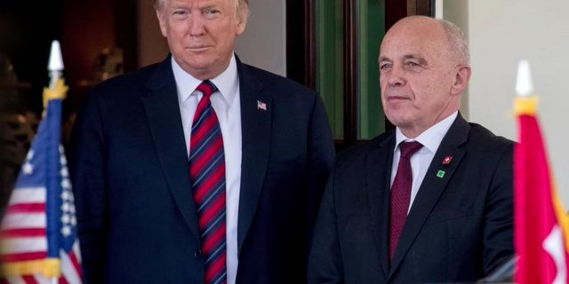 Einen positiven Eindruck nahm Maurer auch von Trump persönlich mit. Der US-Präsident sei eine sehr offene, kommunikative Persönlichkeit, direkt und unkompliziert. (Bild Youtube Screenshot Wochit Politics)