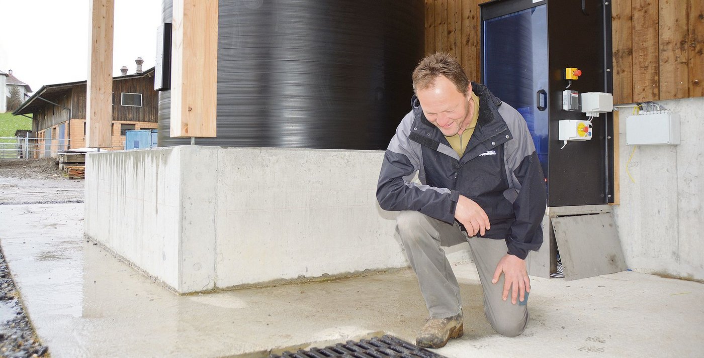 Gespannter Pionier: In zwei Wochen wird die Rinder- und Schweinegülle auf dem Betrieb von Alois Niederberger erstmals mit Schwefelsäure aus dem Tank im Hintergrund angesäuert.(Bild Armin Emmenegger)