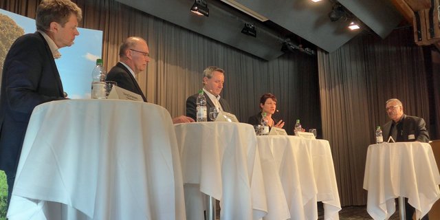 Jürg Grossen, Markus Ritter, Werner Salzmann und Christine Badertscher debattierten mit viel Einigkeit über Agrarpolitik. (Bild akr)