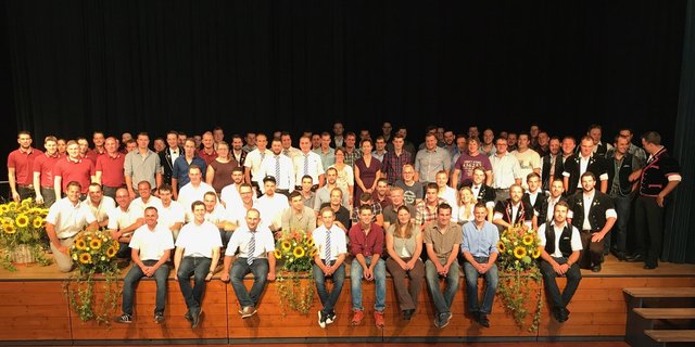 Alle neuen Meisterinnen und Meister posieren für ein Foto. (Bild Adrian Krebs)