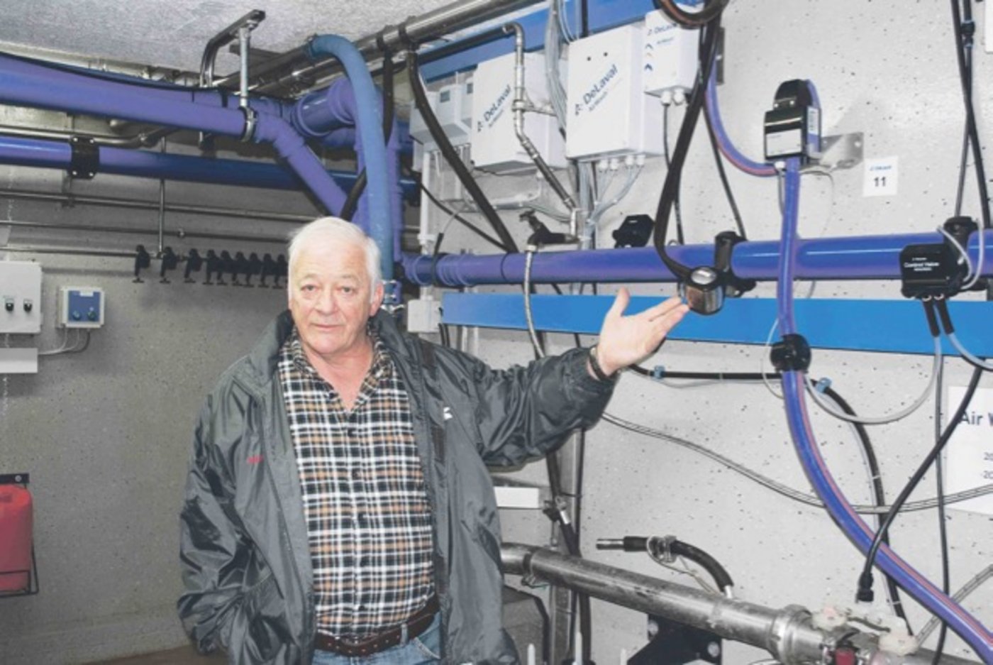 Robert Hess zeigt auf einen Pulsator. Die neuen Geräte wurden wieder durch die alten ersetzt. Das Ergebnis: kein besseres Melken. (Bild Peter Fankhauser)