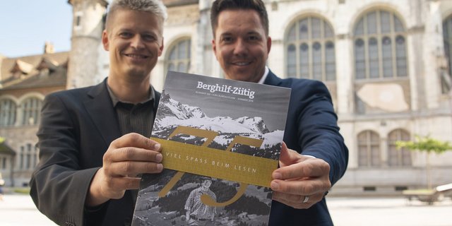 Die Jubiläumsausgabe der «Berghilf-Ziitig» nahm die bergspezifischen Höhepunkte der vergangenen 75 Jahre unter die Lupe. An der Vernissage im Zürcher Landesmuseum stellten sie Redaktor Max Hugelshofer (links) und Moderator Sven Epiney der Öffentlichkeit vor. (Bild z.V.g.) 