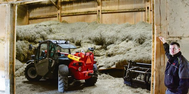 Bruno Schütz in Wahlendorf BE hat den Eingang seines Heustocks vergrössert, damit er mit Stapler und Teleskoplader hineinfahren und Heu aufladen kann.(Bild Katrin Erfurt)