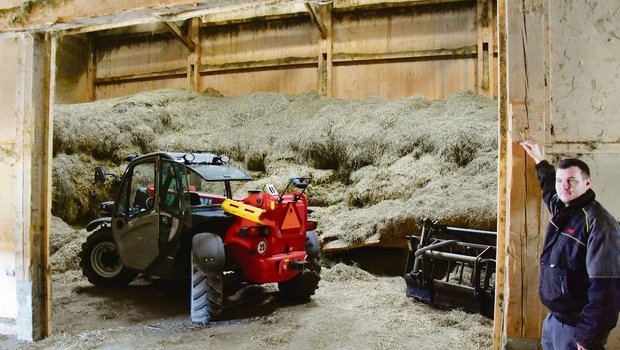 Bruno Schütz in Wahlendorf BE hat den Eingang seines Heustocks vergrössert, damit er mit Stapler und Teleskoplader hineinfahren und Heu aufladen kann.(Bild Katrin Erfurt)