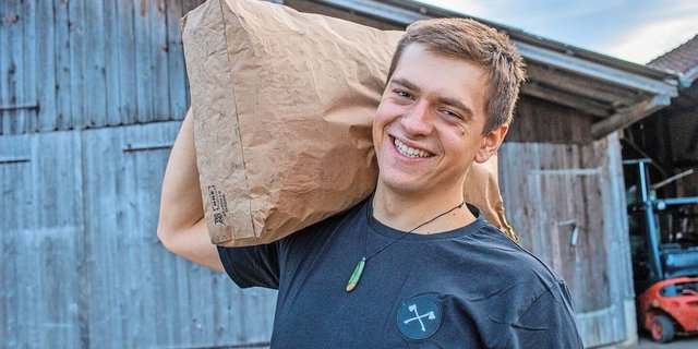 Oliver Reinhard produziert auf dem Hof seiner Eltern sortenreine Holzkohle.