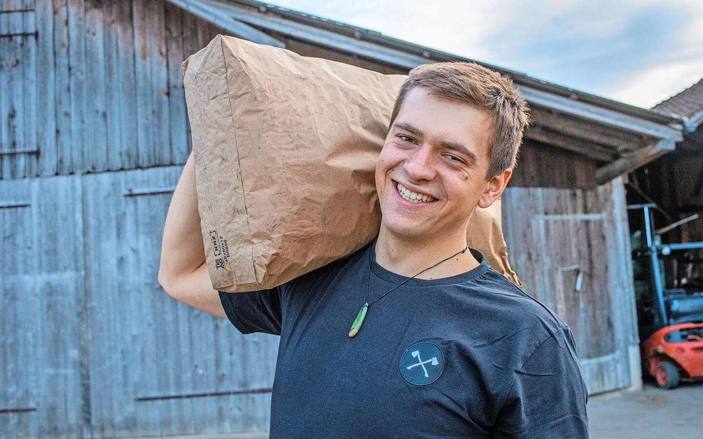 Oliver Reinhard produziert auf dem Hof seiner Eltern sortenreine Holzkohle.