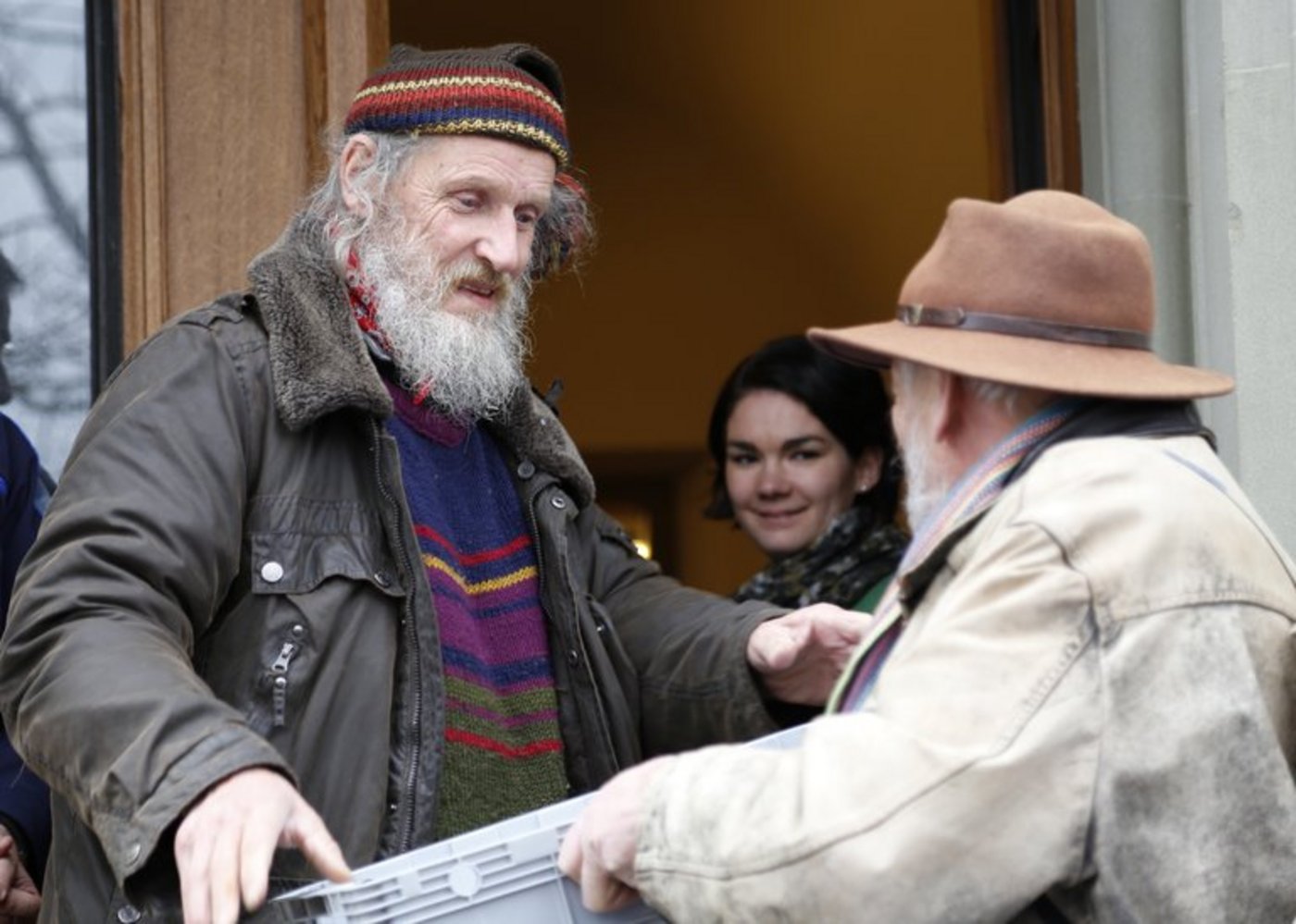 Armin Capaul, Initiant der Hornkuh-Initiative, bei der Übergabe der gesammelten Unterschriften im vergangenen März. (Bild ji)