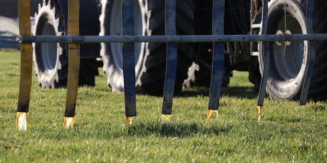 Die Weigerung, emissionsmindernde Ausbringverfahren anzuwenden, kann schon ab 2022 zu Bussen führen. (Bild BauZ)