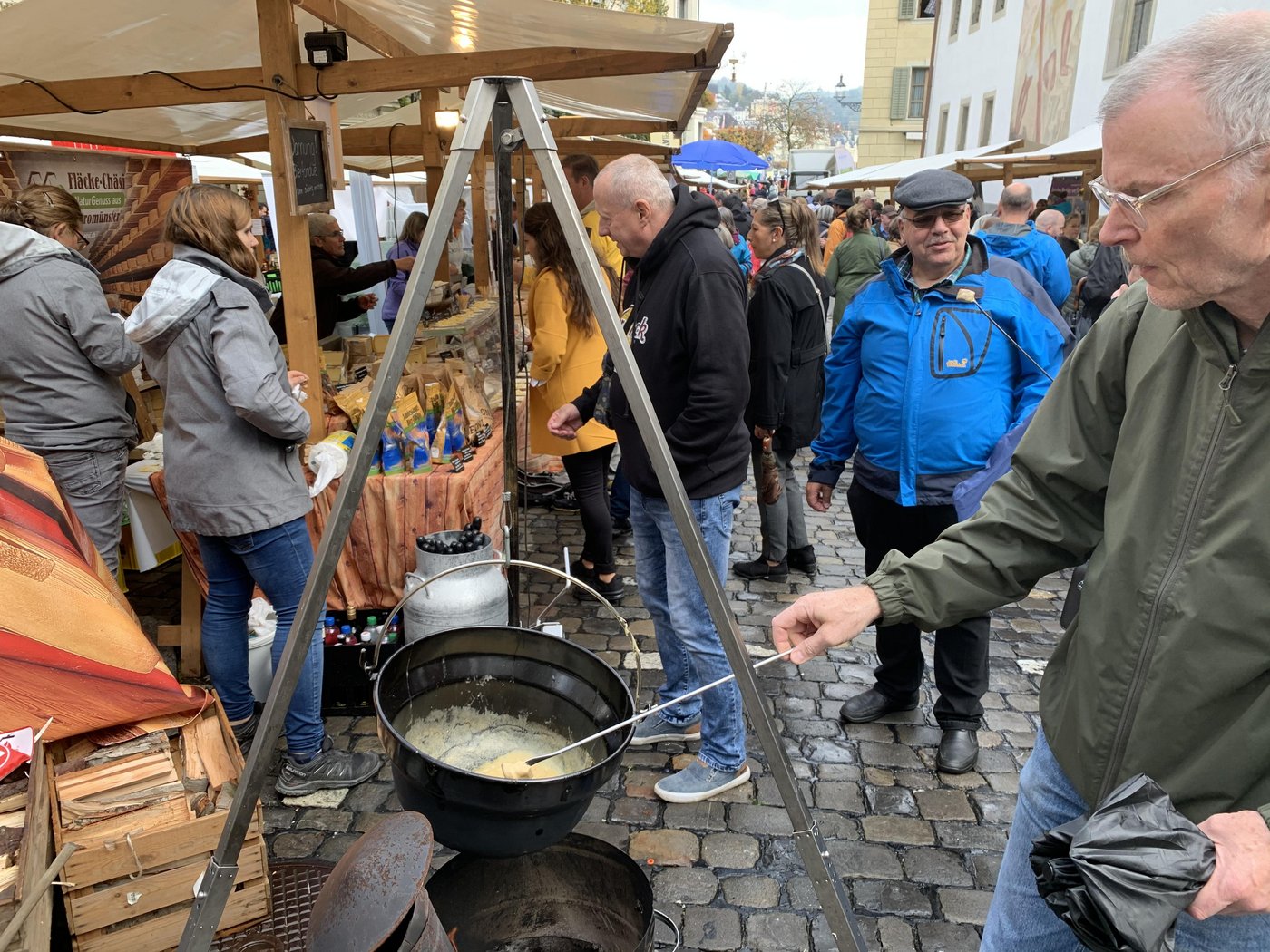 Diskutieren und degustieren war am Cheese-Festival gefragt, so auch von Fondue. (Bild js)