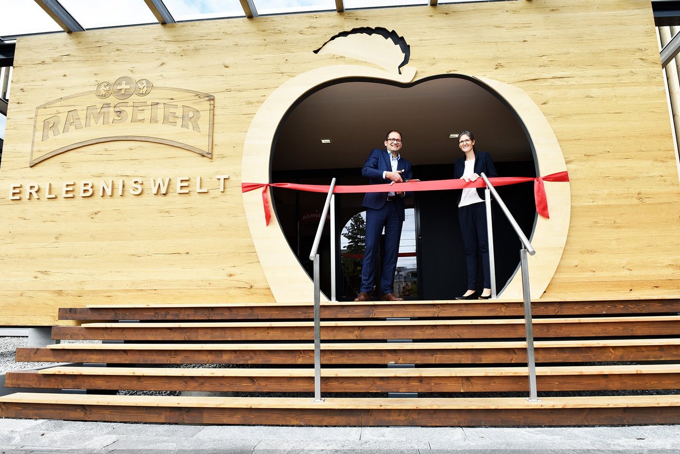 Ramseier-CEO Christoph Richli und Ladina Aregger, Gemeinderätin von Oberkirch LU, eröffnen die Erlebniswelt für die Öffentlichkeit. (Bilder zVg)