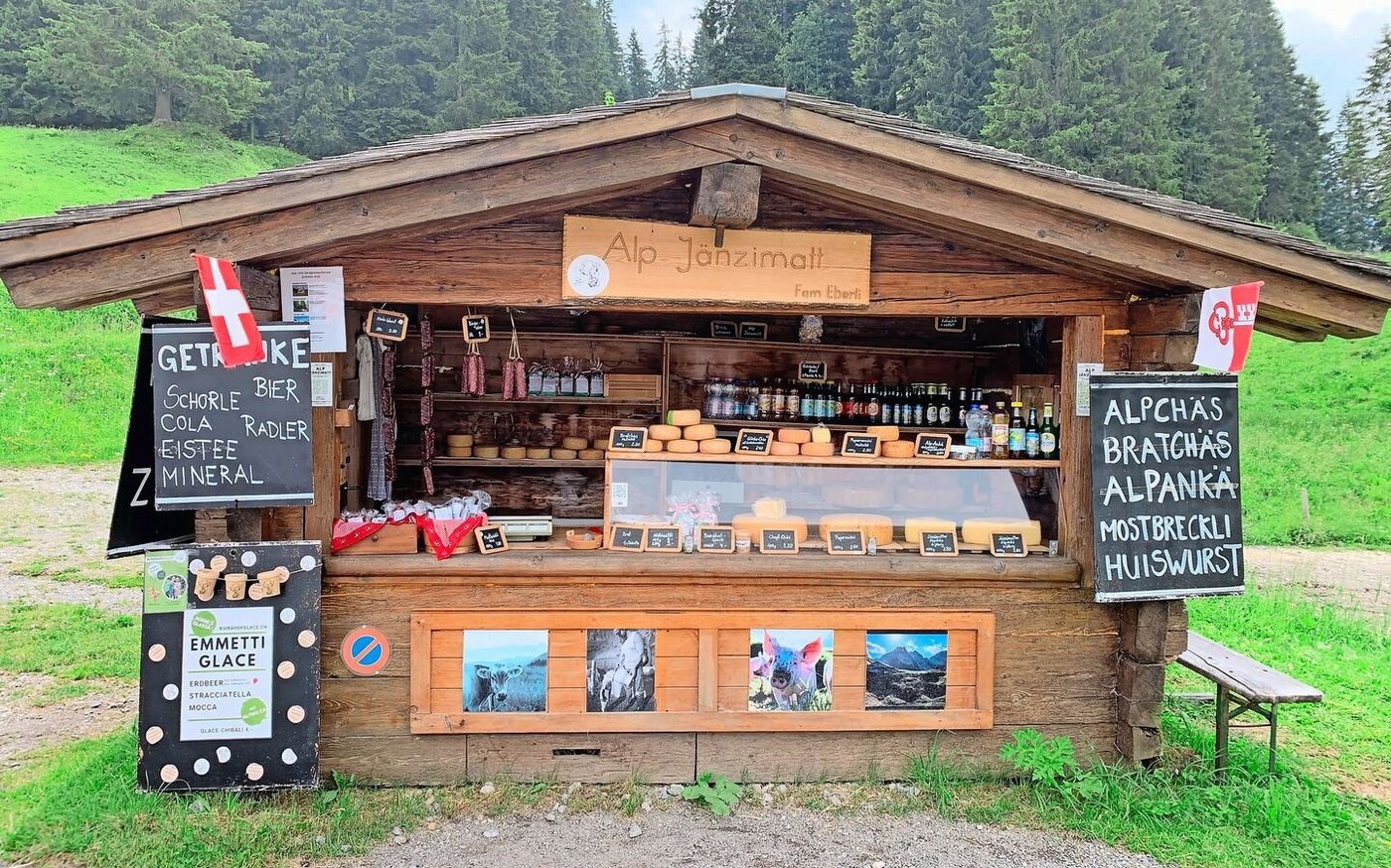 Ein grosser Umsatzträger für die Produkte von der Alp und vom Talbetrieb: Bedienter Verkaufsstand beim verkehrsreichen Glaubenbielenpass. 