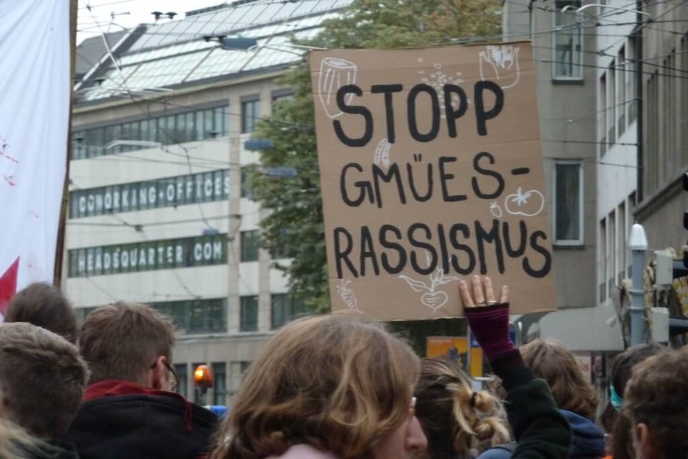 Die Parolen drehten sich auch um Food Waste. Passend, schliesslich ist Dominik Waser auch Gründer von Grassrooted, das sich für die Rettung von Lebensmitteln einsetzt. (Bild jsc)