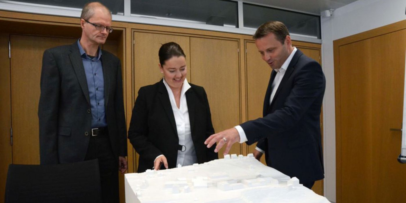 Stephan Winkler, Leiter Projektmanagement 1 im Hochbauamt, Regierungsrätin Carmen Haag und Ueli Bleiker, Chef des Landwirtschaftsamts, stellten an einer Medienkonferenz die Pläne für den Milchviehstall auf dem Arenenberg vor. (Bild Kt. Thurgau)