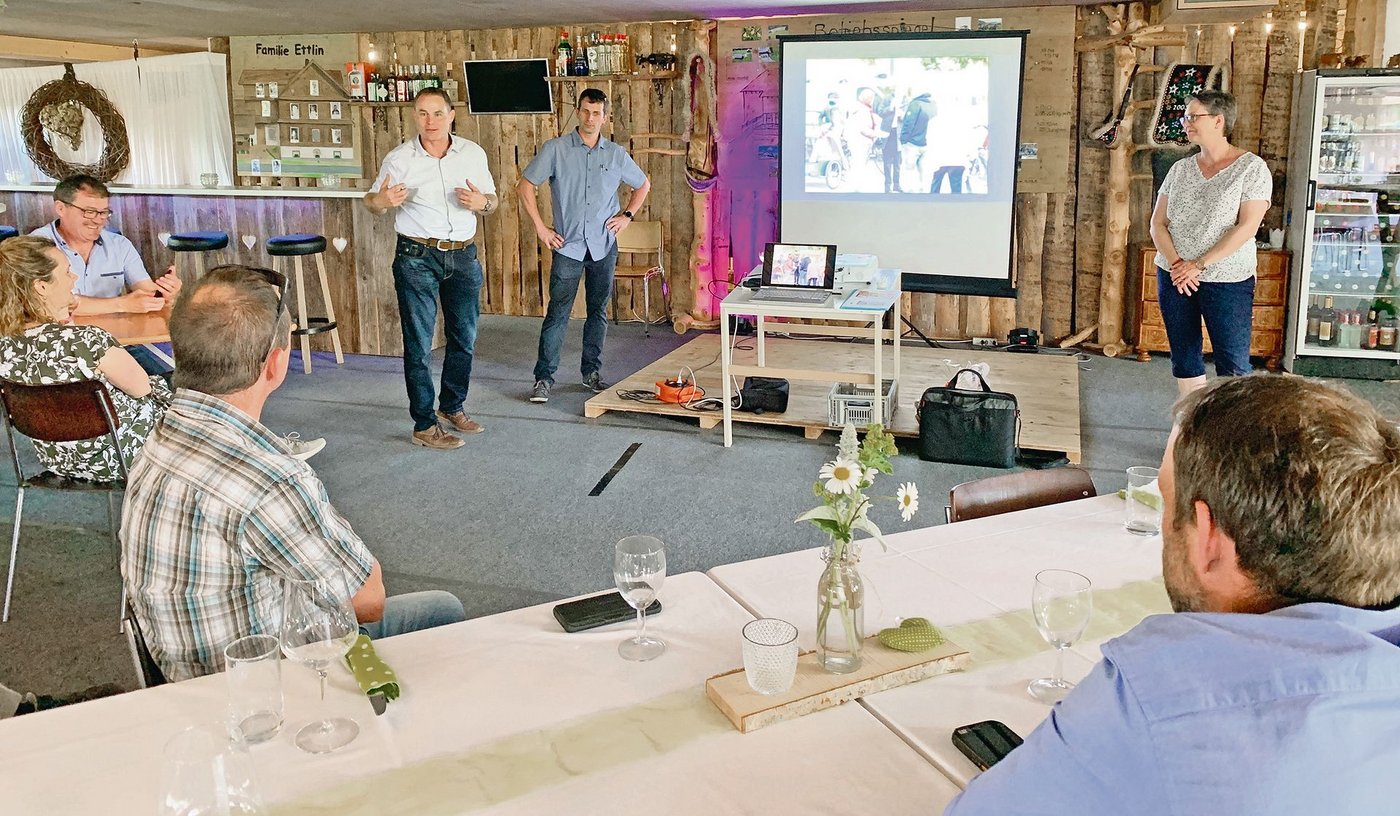 Entspannte Stimmung bei den Vertretern der Luzerner und Innerschweizer Kampagnen auf dem Bauernhof Bord. Markus Kretz (l.) dankt der Leitung mit Daniel Blättler und Hella Schnider. (Bild js)