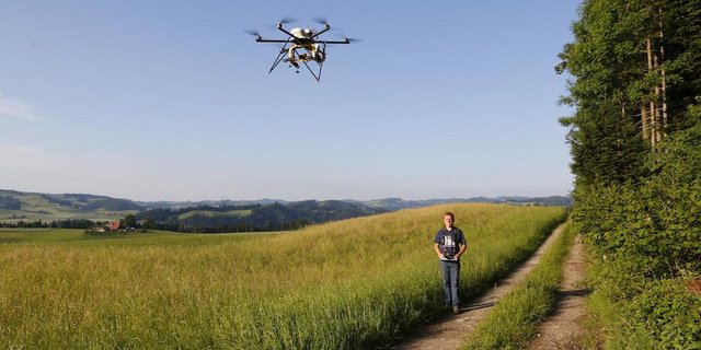 Die Drohnenpilote lernen, wie sie Rehkitze retten können. (Bild Rehkitzrettung Schweiz)