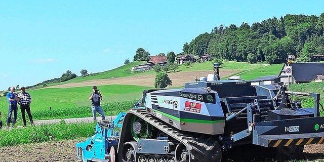 Moderne Landtechnik fasziniert: Der einzige in der Schweiz im Einsatz stehende Agxeed-Feldroboter konnte bei seiner Arbeit mit einer Kreiselegge beobachtet werden.