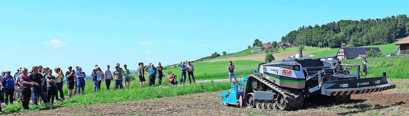 Moderne Landtechnik fasziniert: Der einzige in der Schweiz im Einsatz stehende Agxeed-Feldroboter konnte bei seiner Arbeit mit einer Kreiselegge beobachtet werden.