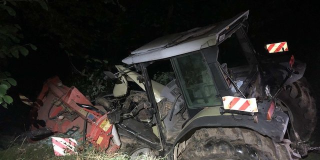 Warum der Traktor auf eigene Faust losfuhr, wird zur Zeit noch untersucht. (Bild Kantonspolizei Freiburg)