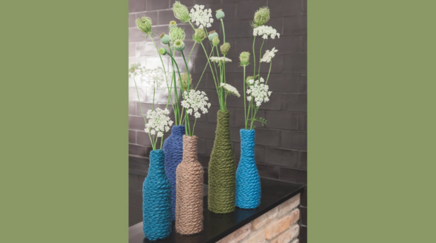 Upcycling: Mit gehäkelten Hussen erhalten alte Flaschen ein neues Leben. (Bild Avesani Verlag)