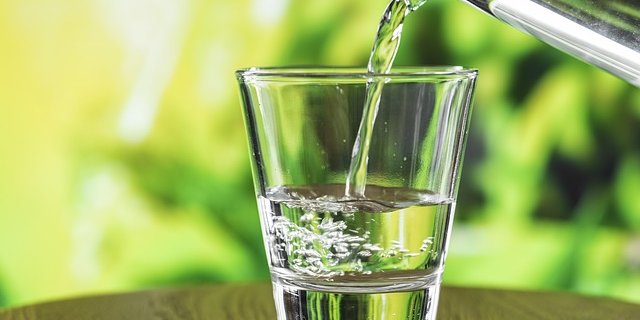 Sauberes Trinkwasser ist der Bevölkerung ein Anliegen. Das könnte die Zustimmung zu den Pflanzenschutzinitiativen erklären. (Bild Pixabay)