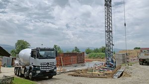 Betonmischer auf einer Baustelle. Beton ist der meistverwendete Baustoff, bei der Herstellung wird viel CO2 ausgestossen. Nun soll es davon eine klimaneutrale Version geben.  