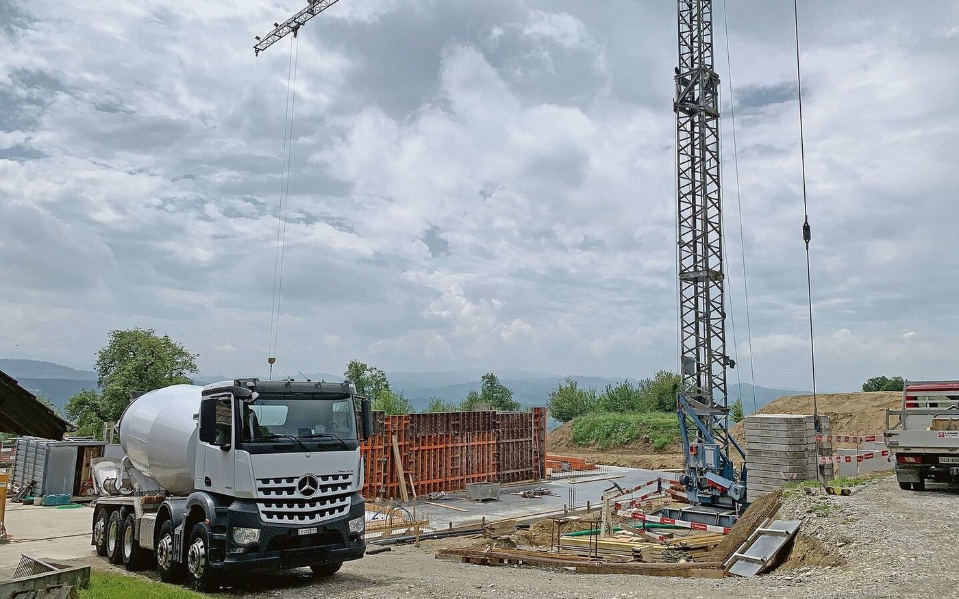 Betonmischer auf einer Baustelle. Beton ist der meistverwendete Baustoff, bei der Herstellung wird viel CO2 ausgestossen. Nun soll es davon eine klimaneutrale Version geben.  