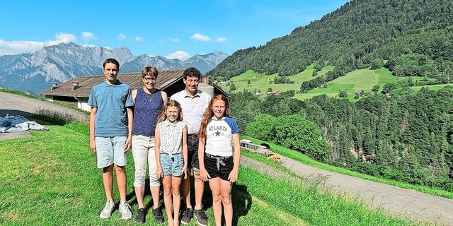 Familie Thomann mit Sohn Pascal, Ehefrau Sandra, Tochter Jasmin, Ruedi und Tochter Nadine (v. l.) auf ihrem Hof in Valens. Jetzt im Sommer sind sie fast durchgehend am Heuen, im Winter aber oft an Skirennen anzutreffen.  