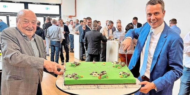 Der erste und der aktuelle Präsident der SMP. Josef Kühne (l.) schnitt zusammen mit Boris Beuret an der Delegiertenversammlung die Torte an.  