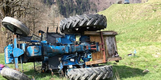 Der Lenker verlor sein leben. (Bildquelle: Kantonspolizei Glarus) 