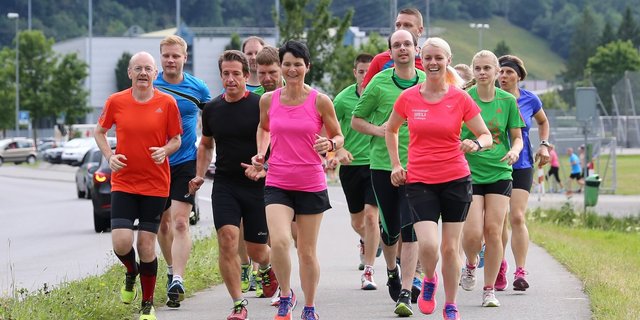 In der Laufgruppe findet Claudia Zehnder (im rosa Trägershirt) den Ausgleich zum Alltag. (Bilder Reto Betschart)