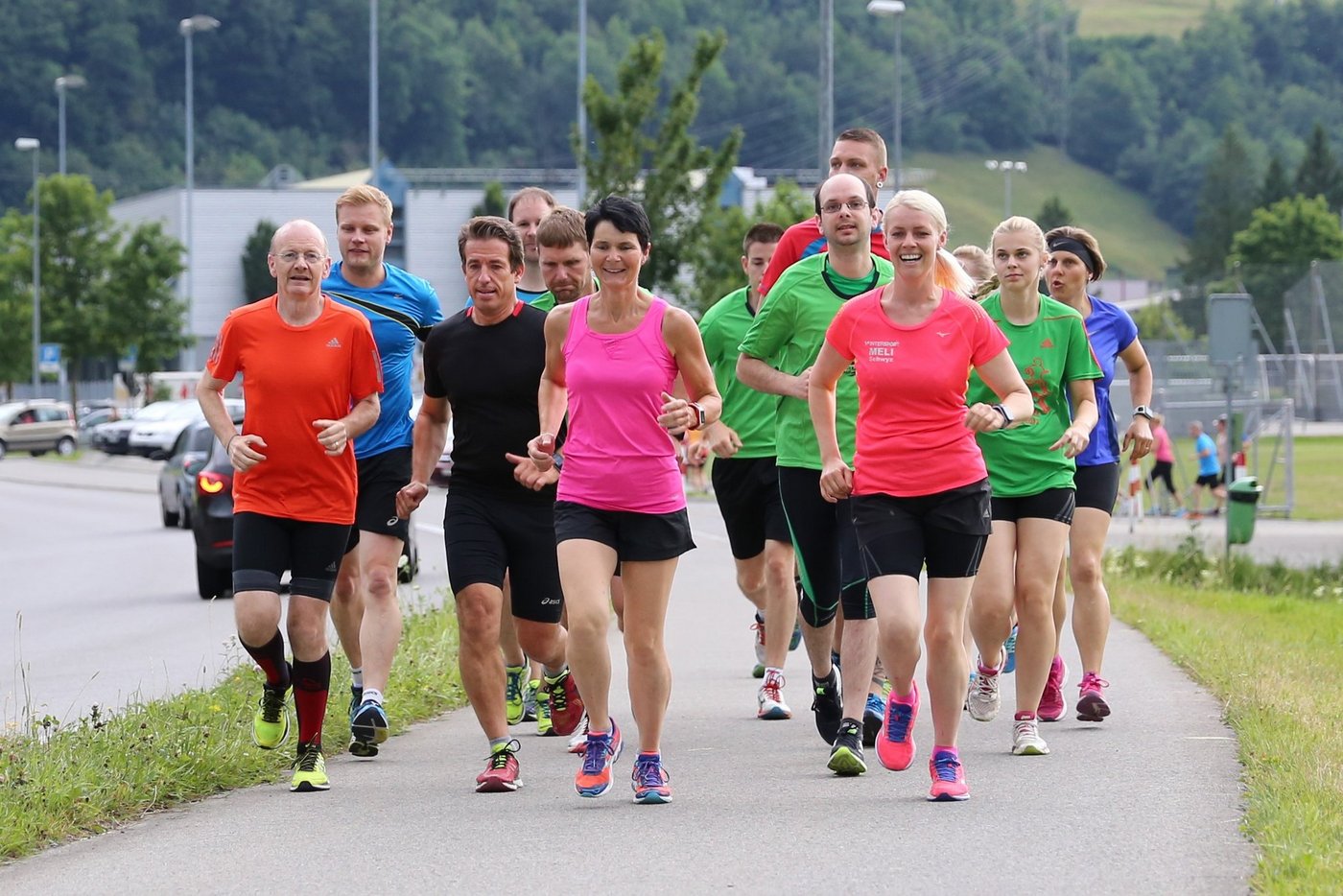 In der Laufgruppe findet Claudia Zehnder (im rosa Trägershirt) den Ausgleich zum Alltag. (Bilder Reto Betschart)