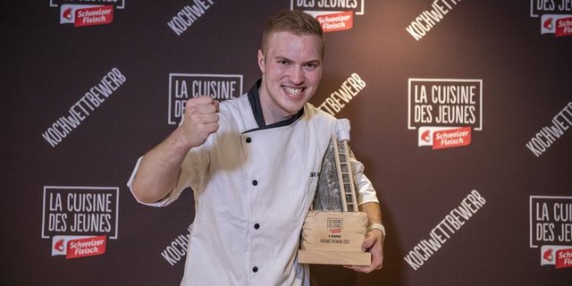 Der Sieger Simon Grimbichler. Der Wettbewerb stand unter dem Motto «The Art of Pork! Zeig uns grosse Kochkunst – mit deiner Kreation aus bestem Schweizer Schweinefleisch.» (Bild Proviande)