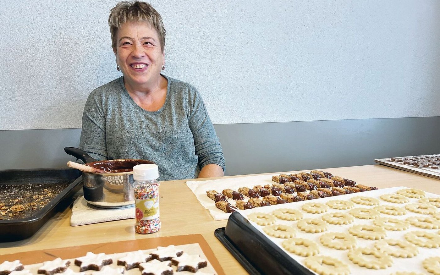 Maria Gislers Backsession findet jeweils in der eigenen Küche statt. Schätzungsweise eine Woche sitzt sie jeweils an dieser Arbeit, begleitet von Weihnachtsliedern.