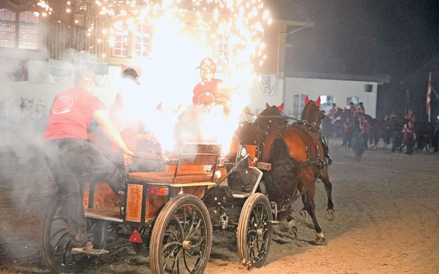 Im wahrsten Sinne des Wortes ein Feuerwerk boten die Falkensteiner Pferdezüchter während des Rahmenprogramms am Samstagabend.