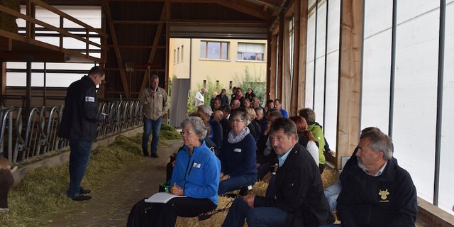 Wohin geht es mit der Schweizer Milchproduktion? Darüber diskutierten die Bauernpolitiker im Milchviehstall von Peter Schlauri. (Bild sgi)