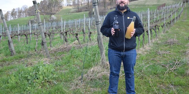 Michele Bono, Betriebsleiter Rebbau und Trotte am Strickhof, hat sichtlich Freude an seinen Trendprodukten: Orange Wine (links) und Pétillant Naturel. (Bild et)