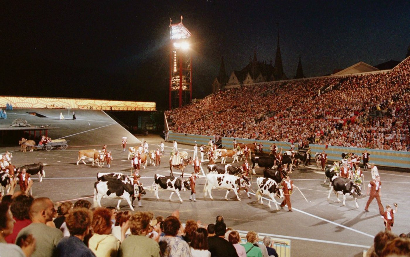 Die Kühe am Fête des Vignerons stehen für die enge Verbindung zwischen Weinbau und Landwirtschaft. Hier bei der ersten Präsentation des Ranz des Vaches 1999.(Bild Keystone)