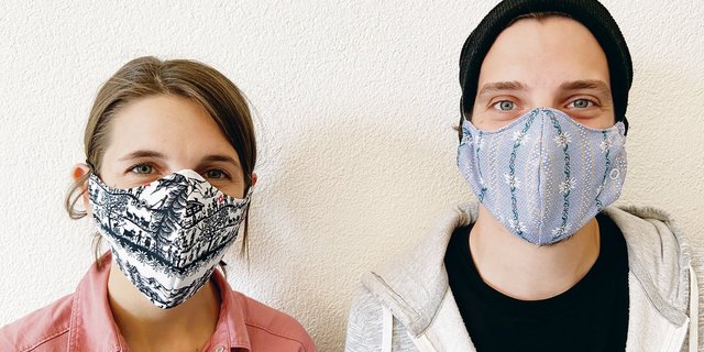 Lisa McKenna und Livio Janett aus dem BauernZeitungs-Team mit den Toggenburger Schutzmasken. (Bild akr)