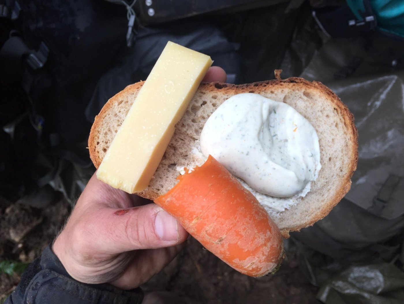 Ein ausgewogenes Zvieri gibt wieder Power für die strenge Arbeit im Wald. (Bild Roger Leoni)