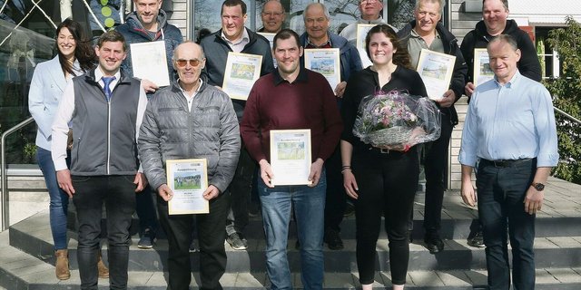 Gruppenbild der Züchter mit 100 000er-Kühen und der neuen Vorstandsfrau Tabea Zimmermann (vorne zweite von rechts).