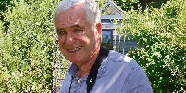 Hanspeter Latour (1947) stammt aus Thun, wohnt in Eriz (BE) und ist vor allem als Goalie, Fussball-trainer und Referent bekannt. Er brachte beispielsweise den Fussballclub Thun an die Spitze. Nach seiner Sportkarriere widmet sich der Buchautor ganz der Natur, die wichtiger Teil seines Lebens ist. 