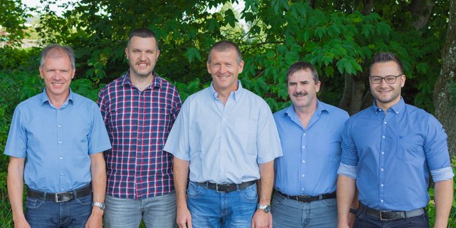 Die Geschäftsleitung der künftigen Profera AG: Armin Troxler (Agrifera), Andreas Fritschi (Prosus), Richard Bucheli, Vorsitz (Agrifera), Urs Aeschlimann (Prosus) und Pascal Mieschbühler (Agrifera). (Bild zVg)