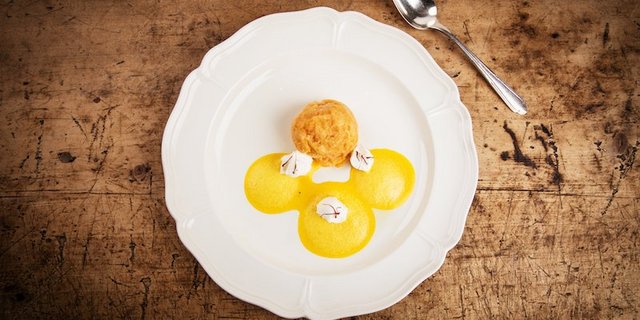 Aprikosen Sorbet mit Safranschaum und Frischkäse. (Bild Ueli Christoffel/SRF)