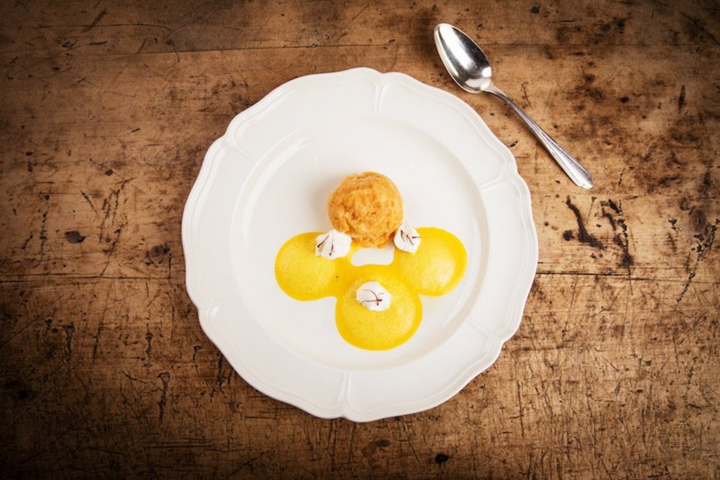Aprikosen Sorbet mit Safranschaum und Frischkäse. (Bild Ueli Christoffel/SRF)